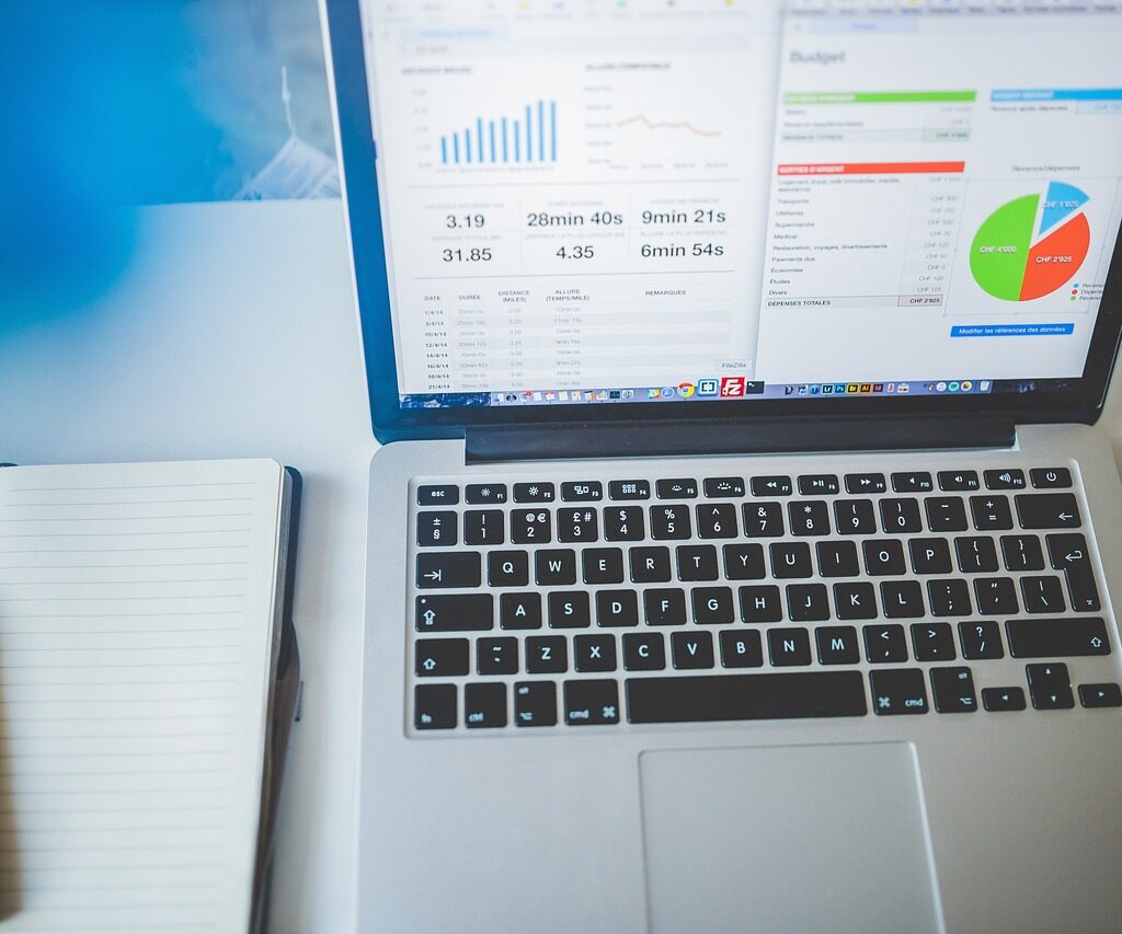 ordinateur portable pose sur un bureau